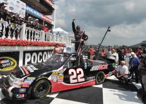 joey coulter victory lane nascar camping world truck series pocono 2012 300x213 CWTS / Pocono Mountains 125: Victoire de Joey Coulter