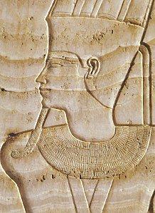 Temple de Karnak. Le nétèr porte bien ici une barbe tress