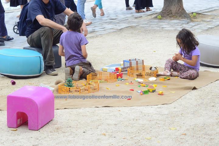Paris-plage pour les enfants au bassin de la Villette
