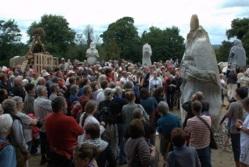 Au premier plan à droite, Saint Miliau sculpté par Norbert Le Gall. (Crédit. Pierre Vannier).