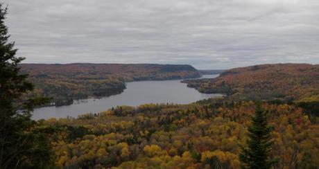 sentier Mékinac Q. Nous sommes un couple qui veut faire une randonnée entrecoupée d’un arrêt pour pique-niquer. Le panorama est très important pour nous.