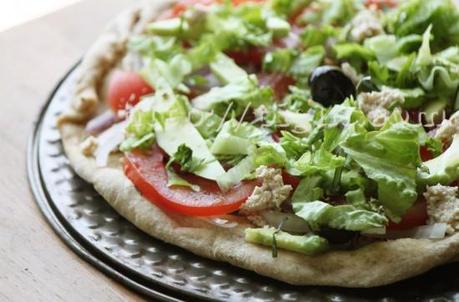 Pizza aux légumes crus et fauxmage d'okara