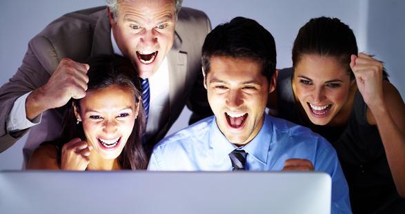 Employés regardant les Jeux Olympiques au travail