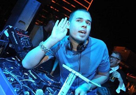 dj <b alt=