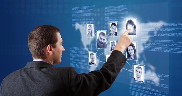 Business man utilisant un mur virtuel futuriste