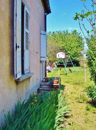 maison, bâtiment, escalier, jardin, balançoire, végétation, arbre, herbe, fleu, alléer