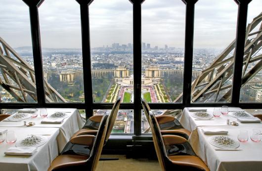 Vente aux enchères de mobilier des restaurants de la Tour Eiffel