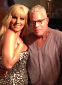 Az eLJrCIAEhGFD 220x300 Nouvelle photo de Britney sur le tournage de la pub Fantasy Twist