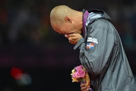 Felix Sanchez, médaille d'or du 400m haies, terrassé par l'émotion. Belle image...