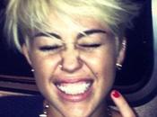 Miley Cyrus blonde platine cheveux courts