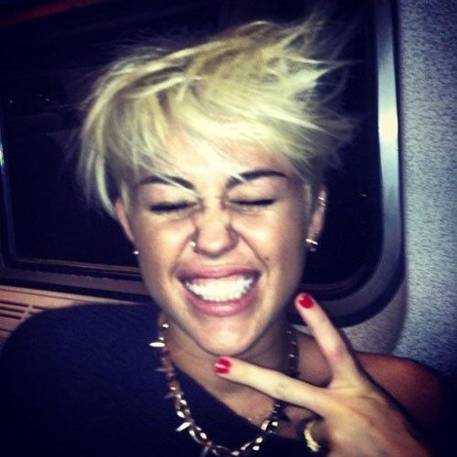 Miley Cyrus blonde platine & cheveux courts : IN or OUT ?