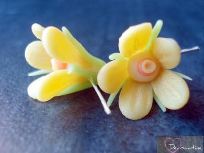lot 2 perles fleurs jaune scintillant en porcelaine froide