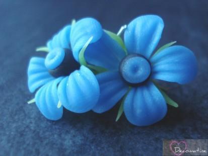 lot 2 perles fleurs noires et bleues en porcelaine froide