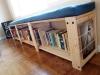 Un ancien meuble converti en long tabourée-meuble pour livre