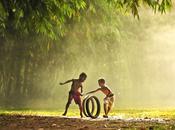 Dans province indonésienne, deux enfants jouent gaiement avec...