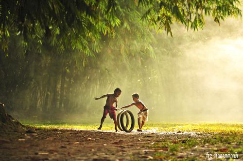 Dans la province indonésienne, deux enfants jouent gaiement avec...