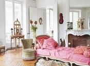 Canapé baroque rose tapis peau bête