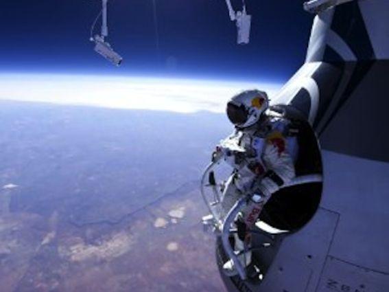 Un homme a sauté en parachute depuis l’espace ?