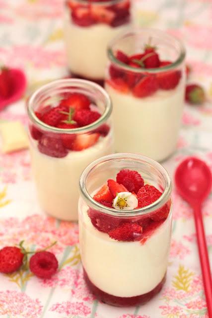 Crème yaourt au chocolat blanc et fruits rouges