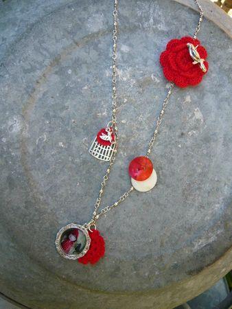 sautoir petit chaperon rouge Chloé Remiat fleurs au crochet