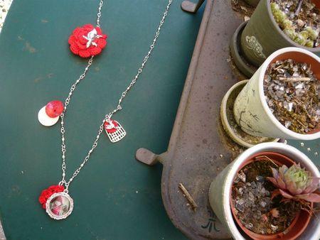 sautoir petit chaperon rouge Chloé Remiat fleurs au crochet (3)