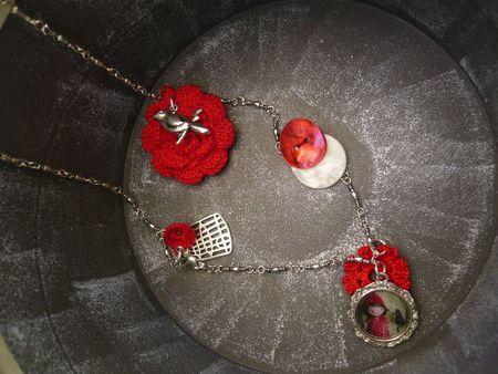 sautoir petit chaperon rouge Chloé Remiat fleurs au crochet (5)