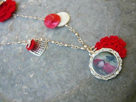 sautoir petit chaperon rouge Chloé Remiat fleurs au crochet (2)