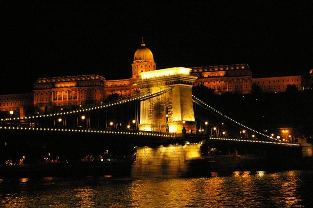 IMGP7081 Budapest Nuit Chateau Royal et pont de Szechenyi