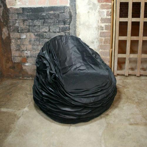 Black Paper 37 le fauteuil de papier par Vadim Kibardin