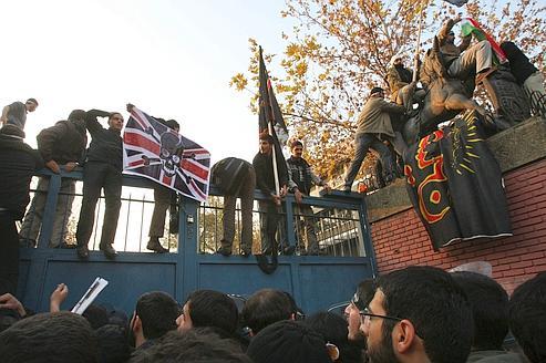 Les manifestants à l'entrée de l'ambassade britannique, mardi. Crédits photo : Vahid Salemi/AP