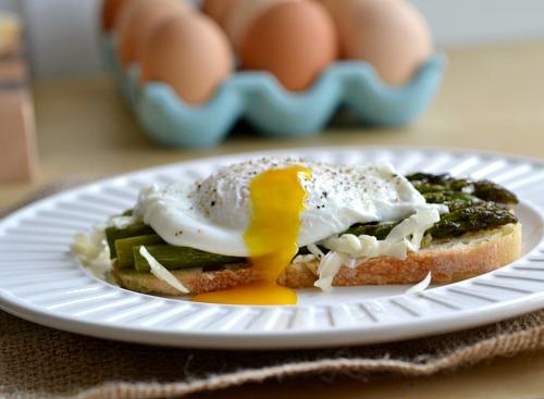 oeuf pochés sur une tartine d'asperge