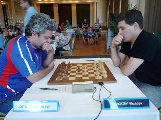 Échecs à Pau - ronde 4 : Vladislav Tkachiev (2644) 1-0 Andrei Istratescu (2641) - Photo © FFE