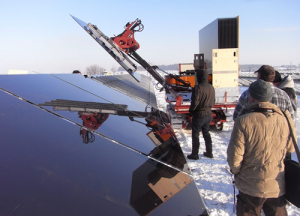 Des robots manipulent des panneaux solaires