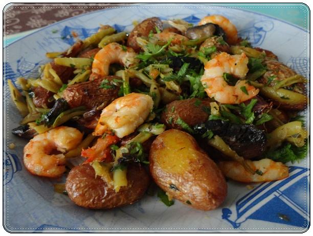 Pommes de terre, ail en chemise, tomates et crevettes