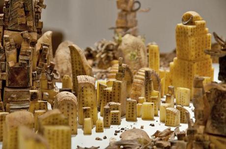 Peter Root sculpte des villes en pommes de terre