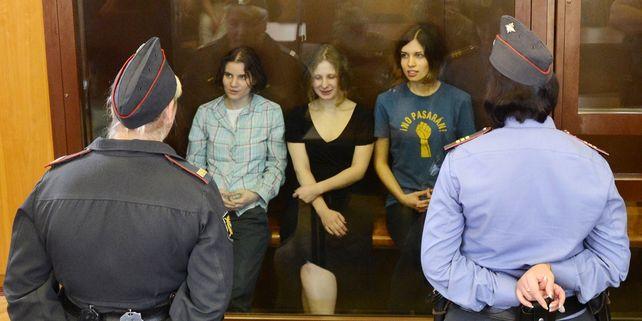 Les trois punkettes des Pussy Riots condamnées au « Goulag » par la justice de Poutine