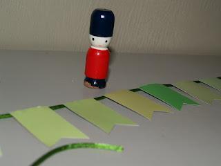 mini guirlande verte (ou recyclage d'un petit nuancier papier)