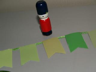 mini guirlande verte (ou recyclage d'un petit nuancier papier)