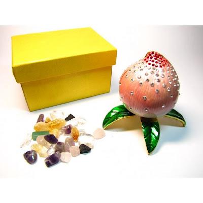 Pêche d’immortalité décorée de cristaux.