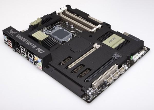 ECS X79R-AX Stealth : le hardware à la sauce Gotham