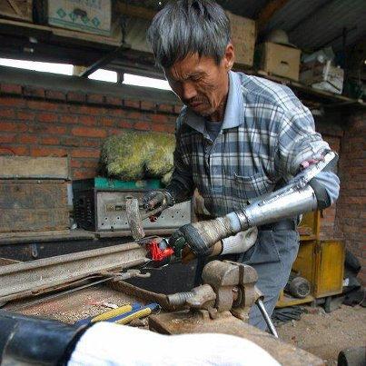 Un chinois se fabrique des mains bioniques