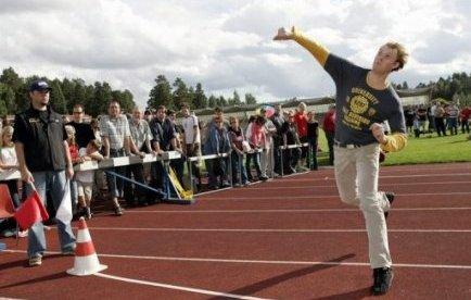 Un Finlandais de 18 ans, Ere Karjalainen, a remporté samedi le championnat du monde de lancer de téléphone portable et établi un nouveau record du monde dans cette discipline.