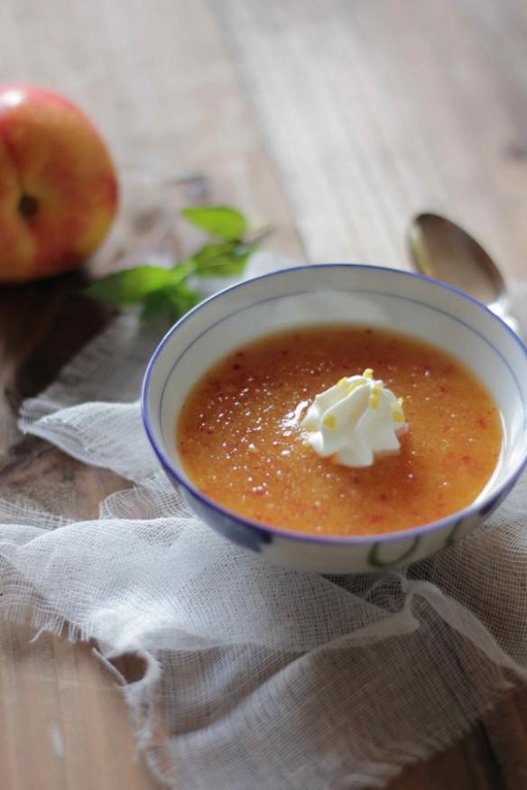 soupe de pêche à la lavande – chantilly au citron