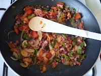 Oeufs brouillés aux légumes et lardons