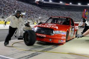 timothy peters pit stop nascar camping world truck series bristol august 2012 300x199 CWTS: Victoire de Peters & du Red Horse au 15Th Annual Unoh 200