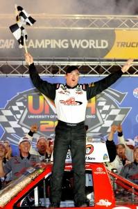 timothy peters victory lane nascar camping world truck series bristol august 2012 199x300 CWTS: Victoire de Peters & du Red Horse au 15Th Annual Unoh 200