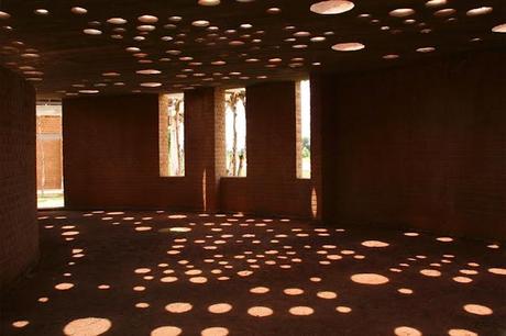 Une bibliothèque publique subtilement traversée de lumière au Burkina Faso par Kere Architecture