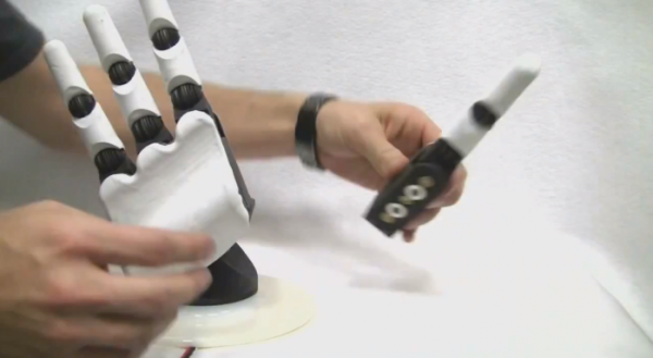 DARPA : une main modulaire peu coûteuse pour désamorcer des explosifs