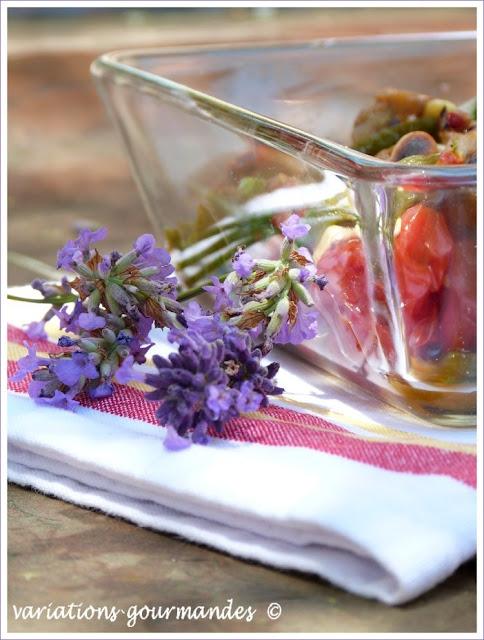 Salade colorée aux légumes d'été (poivrons, tomates cerises, aubergines)