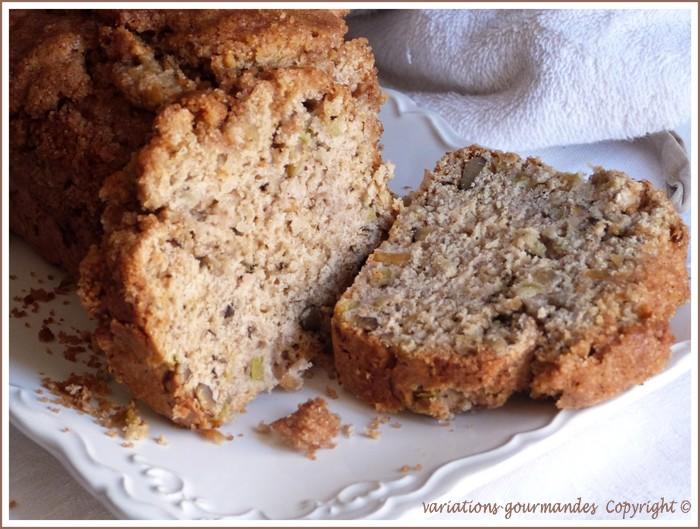 Pain à la rhubarbe et aux noix, glaçage à la cannelle
